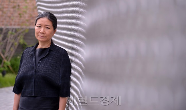 김수자(설치미술가/서양화가)
“김수자는 현미경과 망원경을 자유자재로 쓸줄 아는 작가입니다. 세계 미술계에 작가는 많아도 그같은 작가는 흔치 않죠. 이번 작업에서도 그같은 역량을 확인할 수 있습니다”.
지난 29일 서울 삼청로의 국제갤러리에서 개막된 김수자 전 ‘To Breathe’(10월10일까지)를 관람한 안소연 삼성미술관 플라토 부관장은 작가를 이렇게 평했다.