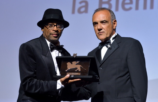 U.S. director Spike Lee (left) receives the Jaeger Lecoultre Glory to the Filmmaker Award from festival director Alberto Barbera, at the 69th Venice International Film Festival in Venice, Italy, Friday.   Xinhua-Yonhap News