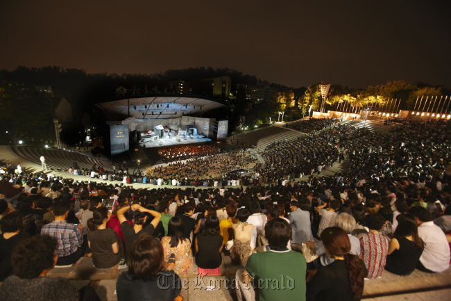 Thousands of people filled the Amphitheater at Yonsei University in Seoul, on Saturday.   ADL