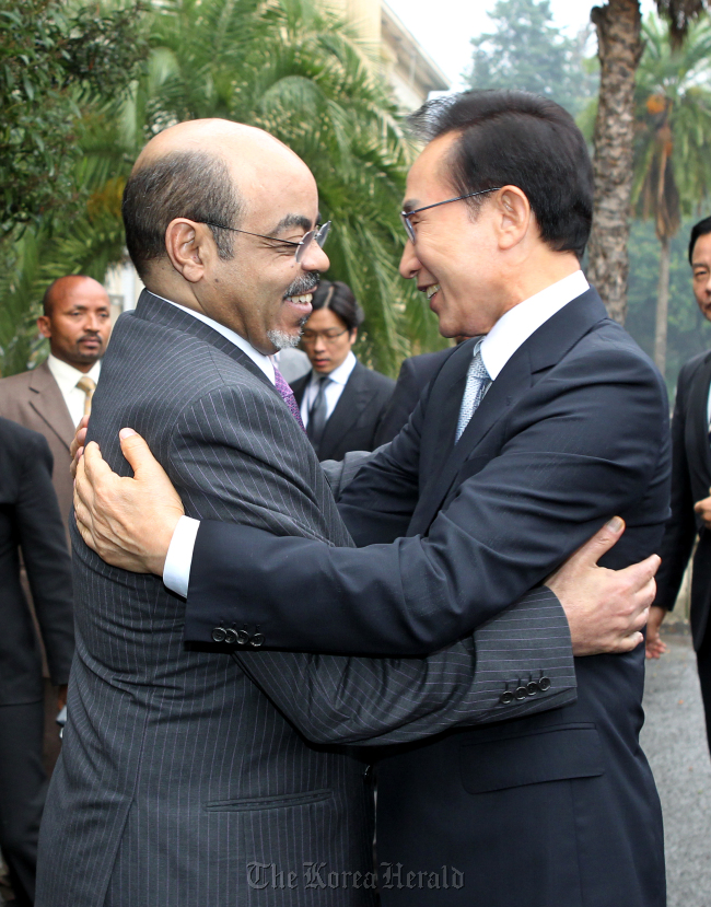 President Lee Myung-bak (right) and late Ethiopian Prime Minister Meles Zenawi greet each other before their summit in the Ethiopian capital of Addis Ababa on July 8, 2011.   Cheong Wa Dae