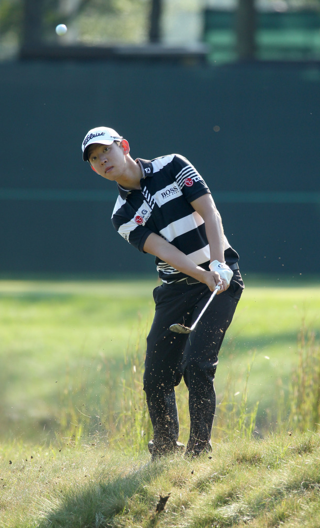 <YONHAP PHOTO-1162> Seung-Yul Noh, from South Korea, hits his third shot on the 14th hole during the second round of the Deutsche Bank Championship PGA golf tournament at TPC Boston in Norton, Mass., Saturday, Sept. 1, 2012. (AP Photo/Stew Milne)/2012-09-01 23:56:47/ <저작권자 ⓒ 1980-2012 ㈜연합뉴스. 무단 전재 재배포 금지.>
Noh Seung-yul hits his third shot on the 14th hole during the second round of the Deutsche Bank Championship PGA golf tournament at TPC Boston in Norton, Massachusetts, Saturday.    AP-Yonhap News