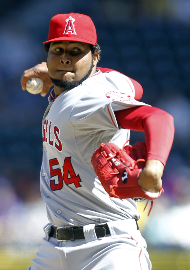 Los Angeles Angeles pitcher Ervin Santana delivers to the plate against the Seattle Mariners in the second inning on Saturday.   AP-Yonhap News