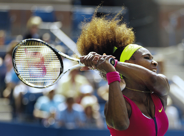 Serena Williams returns a shot to Russia’s Ekaterina Makarova in the third round of play at the 2012 U.S. Open tennis tournament in New York on Saturday.(AP-Yonhap News)