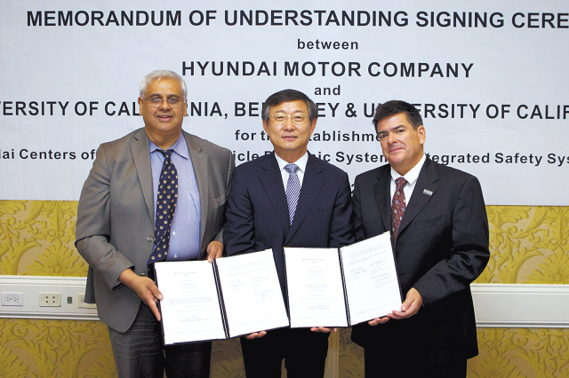 Hyundai Motor’s vice chairman Yang Woong-chul (center) poses with
Shankar Sastry (left), dean of the college of engineering at UC Berkeley, and Enrique Lavernia, dean of the college of engineering at UC Davis, after signing an MOU to build a R&D center in U.S. on Friday. (Hyundai Motor)