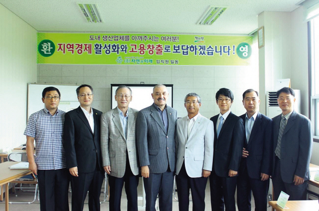 Nature and Future CEO Park Mae-ho (second from left), Paraguayan Chamber of Commerce Chairman Lee Hang-soo
(third from left), Paraguayan Ambassador Ceferino Adrian Valdez Peralta (fourth from left) and other members of the
team that signed an MOU for business cooperation in Paraguay. (Paraguayan Chamber of Commerce)
