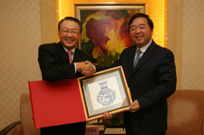 지난 2009년 11월 ‘LIG재산보험’의 출범식에 앞서 구자준 LIG손해보험 회장(왼쪽)과 중국 남경시 지젠예(季建業) 시장이 가진 간담회에서 양 사는 LIG재산보험의 성공적인 안착과 상호간의 발전을 함께 논의했다.