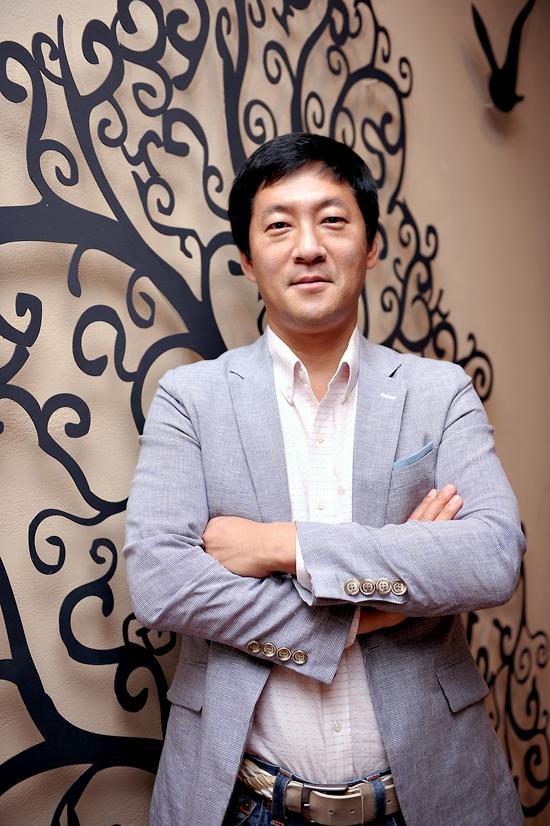 강훈(기업인/KH컴퍼니대표이사)
또한 장동건, 김하늘이 애용했던 망고 코코넛과 블루 레몬에이드는 망고식스의 간판메뉴로 등극할 만큼 그 인기를 과시하고 있다.
이러한 선전에는 작품의 인기도 큰 몫을 차지했지만, 최근 과도한 PPL에 눈살을 찌푸리던 시청자들의 성향을 파악, 작품 속에 자연스럽게 망고식스라는 이름을 녹여낸 대표 강훈의 활약을 빼놓을 수 없다.