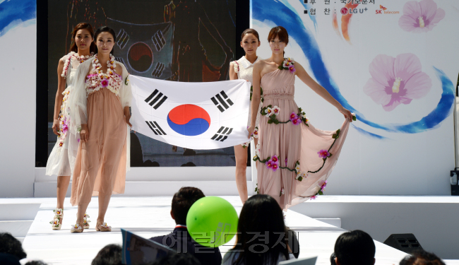 2일 청계광장에서 열린 국가보훈처주관 '코리아 무궁화 환타지아 패션쇼'가 열렸다.  우리나라 무궁화에 대하여 세련되고 친근한 이미지를 형성하고 국가유공자들이 지킨 우리나라에 대한 나라사랑하는 마음을 확산하고자 하는 취지에서 실시되었다. 대학생패션연합회와 국가유공자미망인이 모델로 참여 행사를 빛냈다.<br />정희조 기자/checho@heraldm.com 120902
2일 청계광장에서 열린 국가보훈처주관 '코리아 무궁화 환타지아 패션쇼'가 열렸다.  우리나라 무궁화에 대하여 세련되고 친근한 이미지를 형성하고 국가유공자들이 지킨 우리나라에 대한 나라사랑하는 마음을 확산하고자 하는 취지에서 실시되었다. 대학생패션연합회와 국가유공자미망인이 모델로 참여 행사를 빛냈다.
정희조 기자/checho@heraldm.com 120902