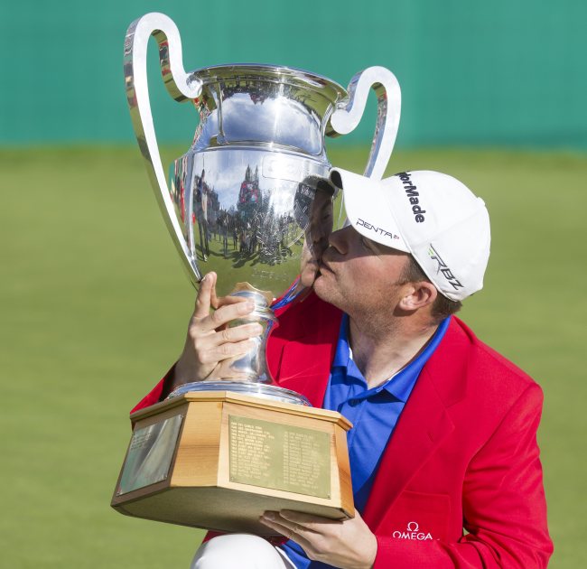 Richie Ramsay kisses the winner’s trophy on Sunday.   AP-Yonhap News