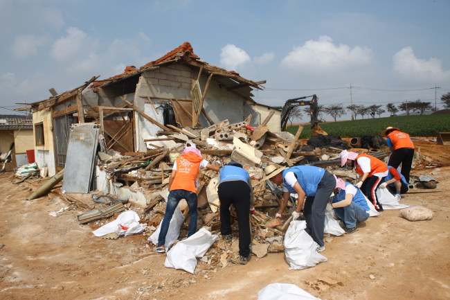 <YONHAP PHOTO-0641> KT&G 임직원들 태풍피해 복구활동 (서울=연합뉴스) KT&G 임직원들과 대학생 봉사단원들이 2일 오전 전남 무안군 운남면 일대에서 태풍피해 복구활동을 펼치고 있다. 2012.9.2 << KT&G >> photo@yna.co.kr/2012-09-02 14:08:33/ <저작권자 ⓒ 1980-2012 ㈜연합뉴스. 무단 전재 재배포 금지.>
<YONHAP PHOTO-0641> KT&G 임직원들 태풍피해 복구활동 (서울=연합뉴스) KT&G 임직원들과 대학생 봉사단원들이 2일 오전 전남 무안군 운남면 일대에서 태풍피해 복구활동을 펼치고 있다. 2012.9.2 << KT&G >> photo@yna.co.kr/2012-09-02 14:08:33/ <저작권자 ⓒ 1980-2012 ㈜연합뉴스. 무단 전재 재배포 금지.>
<YONHAP PHOTO-0641> KT&G 임직원들 태풍피해 복구활동 (서울=연합뉴스) KT&G 임직원들과 대학생 봉사단원들이 2일 오전 전남 무안군 운남면 일대에서 태풍피해 복구활동을 펼치고 있다. 2012.9.2 << KT&G >> photo@yna.co.kr/2012-09-02 14:08:33/ <저작권자 ⓒ 1980-2012 ㈜연합뉴스. 무단 전재 재배포 금지.>