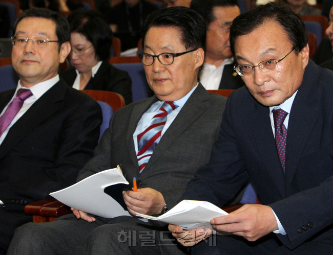 3일 오전 국화애서 열린 민주통합당 의원총회에서 이해찬(오른쪽) 대표와 박지원 원내대표 등이 한 참석자의 발언내용을 경청하고 있다.박현구 기자phko@heraldcorp.com
3일 오전 국화애서 열린 민주통합당 의원총회에서 이해찬(오른쪽) 대표와 박지원 원내대표 등이 한 참석자의 발언내용을 경청하고 있다.박현구 기자phko@heraldcorp.com
당내 대선 경선에서 친노와 비노 간의 갈등이 갈 때까지 가고 있지만 지도부는 뾰족한 대책을 내놓지 못하고 있다. 3일 민주통합당 의원총회에서 이해찬(오른쪽) 대표와 박지원(가운데) 원내대표 등이 한 참석자의 발언 내용을 경청하고 있다. 박현구 기자/phko@heraldcorp.com