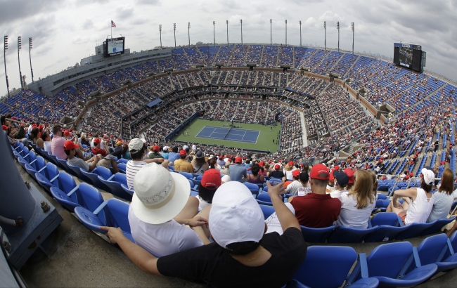 Spectators watch a match between Julien Benneteau, of France, and Serbia’s Novak Djokovic in the third round of play at the 2012 U.S. Open tennis tournament in New York on Sunday.    AP-Yonhap News