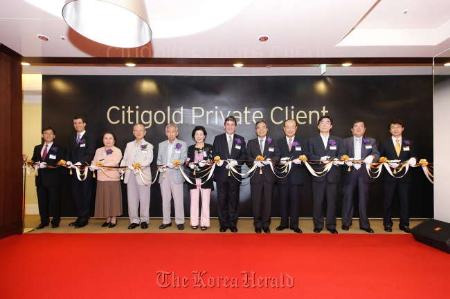 Senior officials from Citibank Korea and Citi Global attend a ribbon-cutting ceremony to open the Citigold Private Client Center in Gangnam Finance Center in southern Seoul on Aug. 17.  They included Citibank Korea CEO Ha Yung-ku (eighth from left), Citi Global retail banking head Jonathan Larsen (seventh from left) and Asia-Pacific consumer bank wealth management head Paul Hodes (second from left).   Citibank Korea