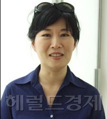 안소연(전시기획자/삼성미술관)
안 부관장은 “서울에서 처음 공개된 신작 ‘실의 궤적-챕터 2’는 더욱 그랬습니다. 실이나 레이스는 현미경의 모티프가 돼 인생에 대한 은유적인 이야기를 섬세하게 담았더군요. 그 실을 인생과 삶, 죽음과 시간의 문제로 확장시켜 넓게 본 건 망원경적 접근이고요. 하나의 테마를 미시적으로도, 거시적으로도 동시에 풀어나갈 수 있다는 건 작업의 결을 풍부하게 한다는 점에서 매우 괄목할 만한 거죠.”