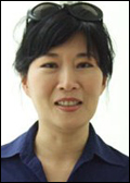 안소연(전시기획자/삼성미술관)
안 부관장은 “서울에서 처음 공개된 신작 ‘실의 궤적-챕터 2’는 더욱 그랬습니다. 실이나 레이스는 현미경의 모티프가 돼 인생에 대한 은유적인 이야기를 섬세하게 담았더군요. 그 실을 인생과 삶, 죽음과 시간의 문제로 확장시켜 넓게 본 건 망원경적 접근이고요. 하나의 테마를 미시적으로도, 거시적으로도 동시에 풀어나갈 수 있다는 건 작업의 결을 풍부하게 한다는 점에서 매우 괄목할 만한 거죠.”