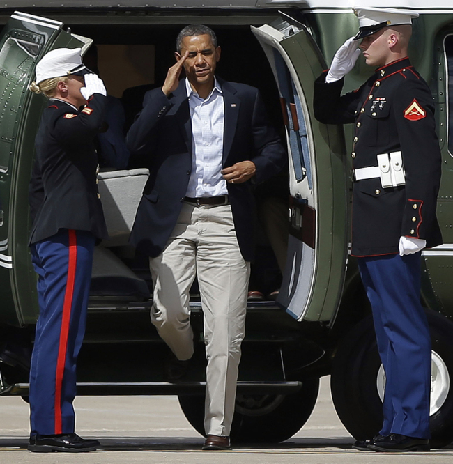 버락 오바마(Barack Obama/정치인/미국대통령)
U.S. President Barack Obama steps off the Marine One helicopter before his departure at Buckley Air Force Base in Aurora, Colorado, Sunday.   AP-Yonhap News