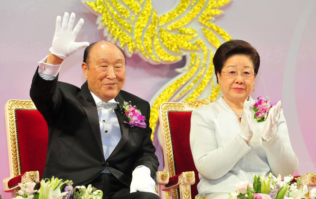 문선명(문용명/종교인/통일교총재),한학자(문선명부인)
Rev. Moon Sun-myung
Rev. Moon Sun-myung, the founder of the Unification Church and a business mogul, died shortly before 2 a.m. on Monday morning. He was 92.
Moon died at a church-owned hospital in Gapyeong, Gyeonggi Province. His wife, Han Hak-ja, and children were at his side, the church said.