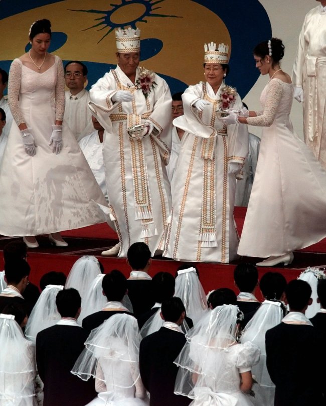 문선명(문용명/종교인/통일교총재)
In this Nov. 29, 1997 file photo, the Rev. Moon Sun-myung and his wife Han Hak-ja officiate a mass wedding ceremony at RFK Stadium in Washington.   AP-Yonhap News