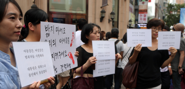 Women’s rights activists stage a rally in Seoul on Monday demanding tougher measures against sex crimes. Yonhap News