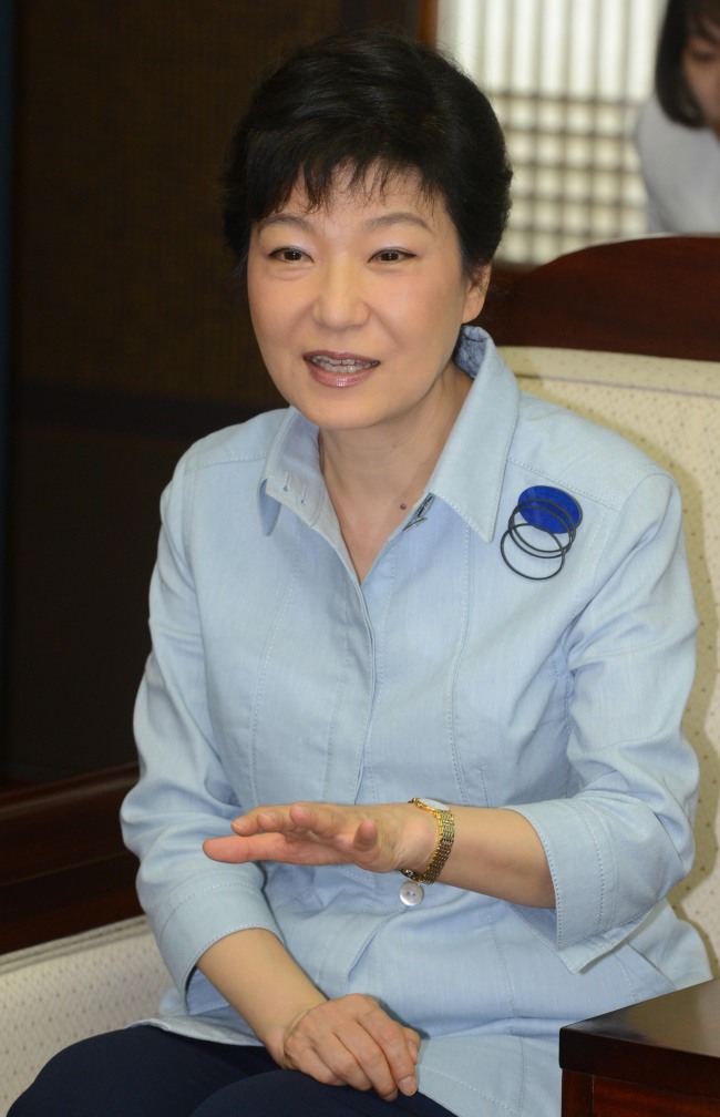 박근혜 새누리당 대통령후보가 조계사를 찾아 자승총무원장을 예방하고 있다./박현구 기자 phkoo@  2012.9.3