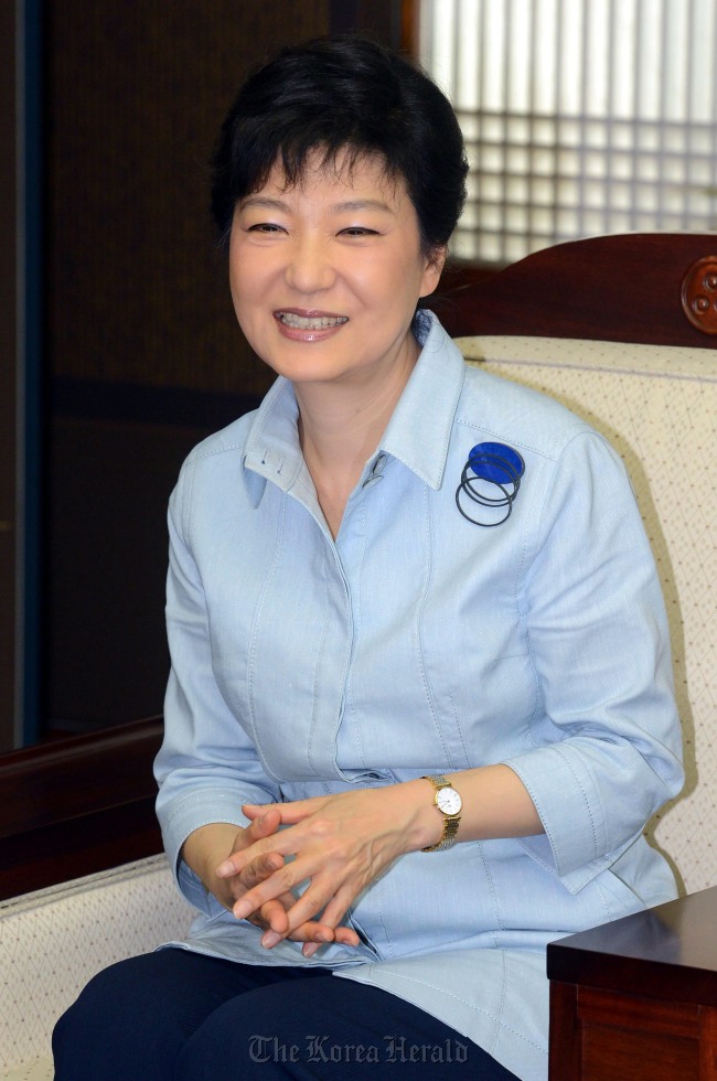 박근혜 새누리당 대통령후보가 조계사를 찾아 자승총무원장을 예방하고 있다./박현구 기자 phkoo@  2012.9.3