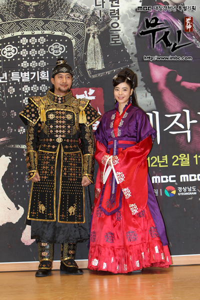 김주혁(배우),김규리(김민선/배우)
배우 김주혁 김규리가 열애 사실을 인정한 가운데 두 사람이 찍은 과거 사진이 눈길을 끈다.
배우 김규리는 지난 1월 8일 자신의 트위터에 “송이의 나쁜 손. 날 바라보라고 김쭈운”이라는 글과 함께 사진 여러 장을 게재했다.
