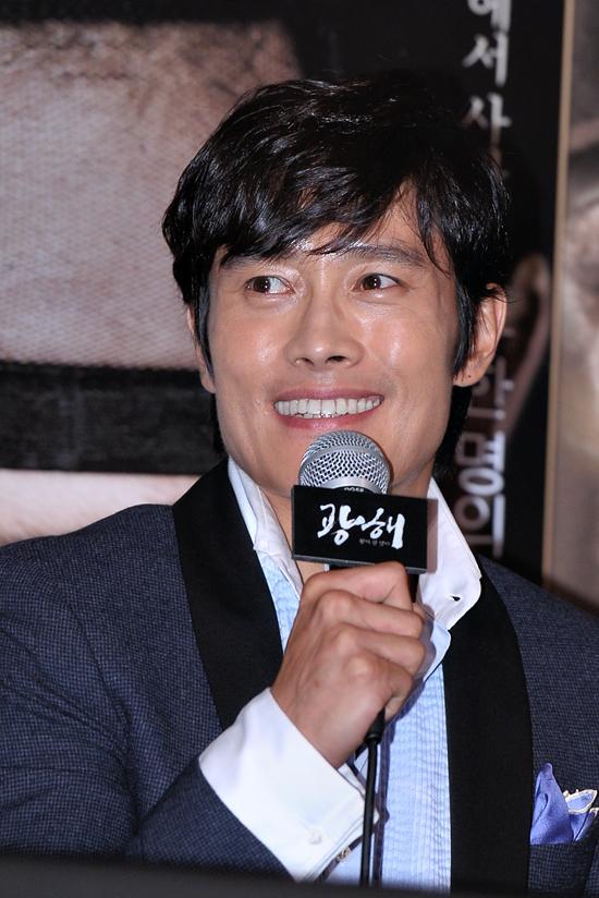 이병헌(배우)
배우 이병헌이 왕 역할을 위해 몸매 관리를 하지 않았다고 밝혔다.
이병헌은 9월 3일 오후 서울 왕십리 CGV에서 열린 영화 ’광해, 왕이 된 남자’(감독 추창민) 언론배급시사회에 참석해 취재진과 만났다.
