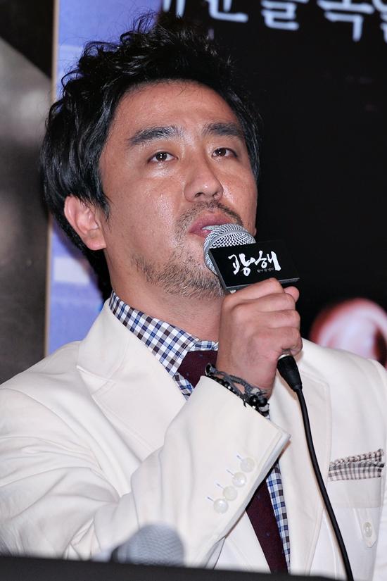 류승룡(배우)
배우 류승룡이 동갑내기 이병헌의 젊음의 비결에 대해 털어놨다.
류승룡은 9월 3일 오후 서울 왕십리 CGV에서 열린 영화 ’광해, 왕이 된 남자’(감독 추창민) 언론배급시사회에 참석해 취재진과 만났다.