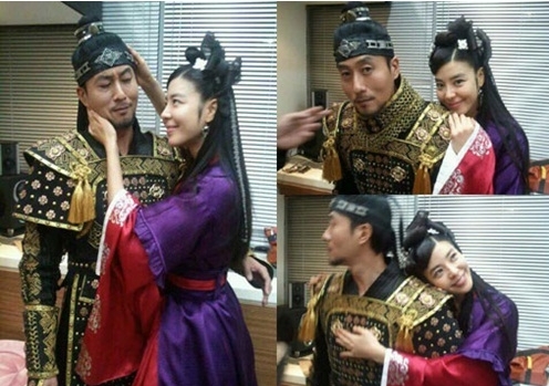 김주혁(배우),김규리(김민선/배우)
배우 김주혁 김규리가 열애 사실을 인정한 가운데 두 사람이 찍은 과거 사진이 눈길을 끈다.
배우 김규리는 지난 1월 8일 자신의 트위터에 “송이의 나쁜 손. 날 바라보라고 김쭈운”이라는 글과 함께 사진 여러 장을 게재했다.