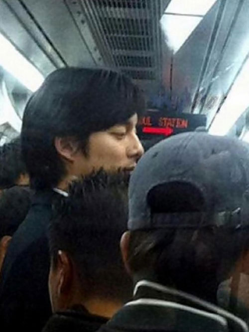 공유(공지철/배우)
공개된 사진은 지난해 영화 ‘도가니’ 촬영 중 찍힌 것. 사진 속 공유는 깔끔한 수트를 입고 무표정하게 한 곳을 응시하고 있다. 특히 많은 사람들 틈에 가려져 있음에도 훤칠한 키와 또렷한 이목구비로 시선을 사로 잡는다.