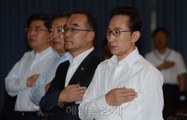 이명박대통령이 4일 오전 청와대에서 열린  국무회의에서 국기에 대한 경례를 하고 있다.<br />정희조 기자 checho@heraldcorp.com 2012.09.04
이명박대통령이 4일 오전 청와대에서 열린  국무회의에서 국기에 대한 경례를 하고 있다.
정희조 기자 checho@heraldcorp.com 2012.09.04