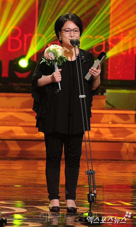 성기영(아나운서)
경제전문 아나운서로 ‘성기영의 경제투데이’를 10년 이상 진행해온 성기영 씨는 시상식에 화려한 의상 대신 동대문 표 옷차림으로 등장, 눈길을 끌었다. 특히 동대문 시장에서 철지난 블라우스와 바지, 코사지, 구두를 저렴하게 구입해 코디한 의상이 잔치 분위기에 어울렸던 것.