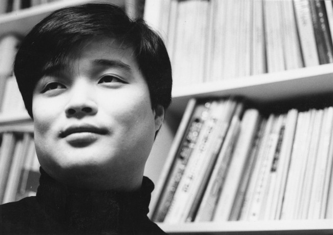 김승근(교수)
1956년 창립하여 대한민국의 클래식 음악을 대표해온 KBS교향악단이 올해 재단법인으로 출범하게 된다. 1960년대와 70년대에 국립극장으로 운영이 이관되어 국립교향악단의 역할을 수행한 적이 있기는 하지만 명실상부한 대한민국 대표 교향악단으로서 한국의 클래식 음악을 선도하는 역할을 해왔다. 그동안 국내에서의 정기연주회뿐만 아니라 국제적인 활동에도 힘을 기울여 미국과 일본 등 해외 여러 나라의 활동, 그리고 2000년에는 평양의 북한국립교향악단과 합동연주로 많은 이들에게 큰 감동을 선사했다.