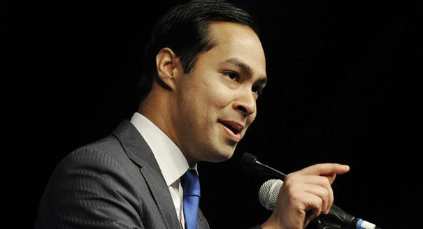 훌리안 카스트로(정치인Julián Castro/샌안토니오 시장)
3일(현지시간) 미국 노스캐롤라이나 주(州) 샬럿에서 개막한 민주당 전당대회에서 라틴계 최초로 기조 연설을 맡은 훌리안 카스트로(37. 사진) 샌안토니오 시장이 워싱턴 정가의 주목을 받고 있다. ‘리틀 오바마’로 불리며 오바마의 유력 후계자로 뜬 그가 이번 전대를 계기로 ‘제2의 오바마’로 수식어를 바꿔달지 미 언론은 호들갑을 떨고 있다. 특히 그는 앞서 공화당 전대에서 기조 연설을 한 크리스 크리스티(50)와 함께 대권 도전 가능성이 있는 라틴계 유력 정치인으로 꼽히고 있어 일각에선 양당 전당대회를 카스트로 대 크리스티간 대결구도로 몰고 있다.