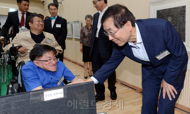 4일 오전 서울 종로구 신교동에서 국내 최초 민간기부 장애인 재활센터인 푸루메재활센터가 개원식을 하고 본격적으로 운영에 들어갔다. 이 재활센터는 종로구에서 부지를 제공하고 장애인 비영리 공익법인인 푸루메재단이 건물을 지어 20년간 운영 후 종로구에 기부채납하는 방식으로 지어졌다. 개원식에 앞서 박원순 서울시장이 재활센터를 돌아보고 있다./ 안훈기자 rosedale@ 2012.09.04
4일 오전 서울 종로구 신교동에서 국내 최초 민간기부 장애인 재활센터인 푸루메재활센터가 개원식을 하고 본격적으로 운영에 들어갔다. 이 재활센터는 종로구에서 부지를 제공하고 장애인 비영리 공익법인인 푸루메재단이 건물을 지어 20년간 운영 후 종로구에 기부채납하는 방식으로 지어졌다. 개원식에 앞서 박원순 서울시장이 재활센터를 돌아보고 있다./ 안훈기자 rosedale@ 2012.09.04
4일 오전 서울 종로구 신교동에서 국내 최초 민간기부 장애인 재활센터인 푸루메재활센터가 개원식을 하고 본격적으로 운영에 들어갔다. 이 재활센터는 종로구에서 부지를 제공하고 장애인 비영리 공익법인인 푸루메재단이 건물을 지어 20년간 운영 후 종로구에 기부채납하는 방식으로 지어졌다. 개원식에 앞서 박원순 서울시장이 재활센터를 돌아보고 있다./ 안훈기자 rosedale@ 2012.09.04