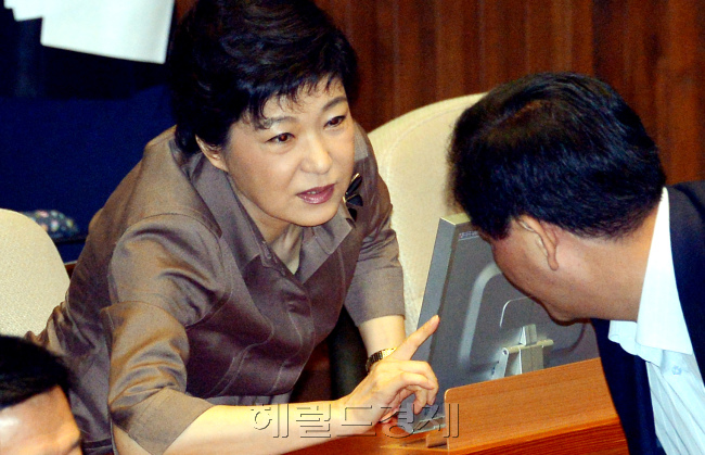 박근혜 새누리당 대선후보가  4일 열린 국회 본회의에서 동료의원과 이야기를 하고 있다.박현구 기자phko@heraldcorp.com
박근혜 새누리당 대선후보가  4일 열린 국회 본회의에서 동료의원과 이야기를 하고 있다.박현구 기자phko@heraldcorp.com
20대 공략이 한창인 박근혜 새누리당 대선후보의 표정이 한결 부드러워졌다. 4일 열린 국회 본회의에서 동료의원과 이야기를 하고 있는 박 후보의 표정이 이전과 달리 화기애애하다.  박현구 기자/phko@heraldcorp.com