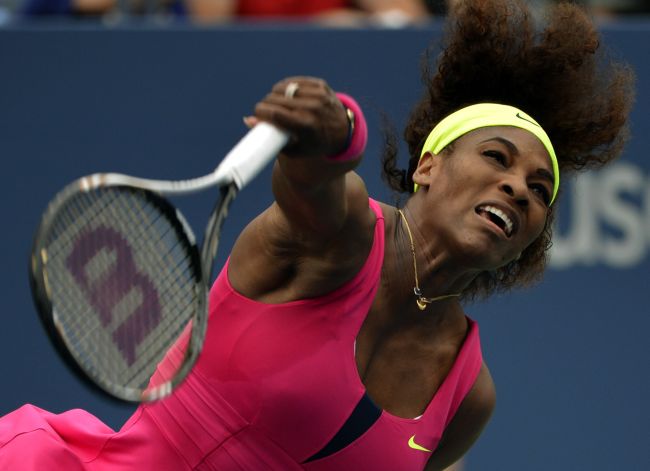 Serena Williams hits against Andrea Hlavackova during their 2012 U.S. Open women’s singles match on Monday.   AFP-Yonhap News