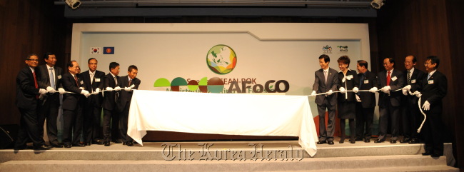 Forestry ministers from Korea and ASEAN member states unveil the logo and CI of the newly-established Asian Forestry Cooperation Organization at the end of the Special ASEAN-Korea Ministerial Meeting on Forestry last week.   KFS