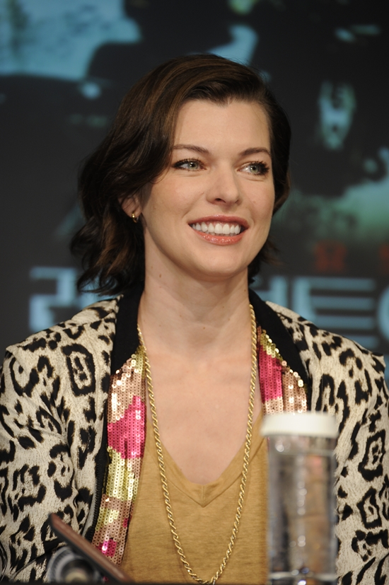밀라 요보비치(Milla Jovovich/배우)
배우 밀라 요보비치가 영화 ‘레지던트 이블’의 주인공 앨리스에 대해 “약속을 하면 꼭 지킨다는 점이 나와 닮았다”고 밝혔다.
9월 4일 오전 일본 도쿄 론폿기 힐즈의 그랜드 하얏트 도쿄 호텔에서는 한국 매체를 위한 영화 ‘레지던트 이블5:최후의 심판’(이하 레지던트 이블5) 기자회견이 열렸다.