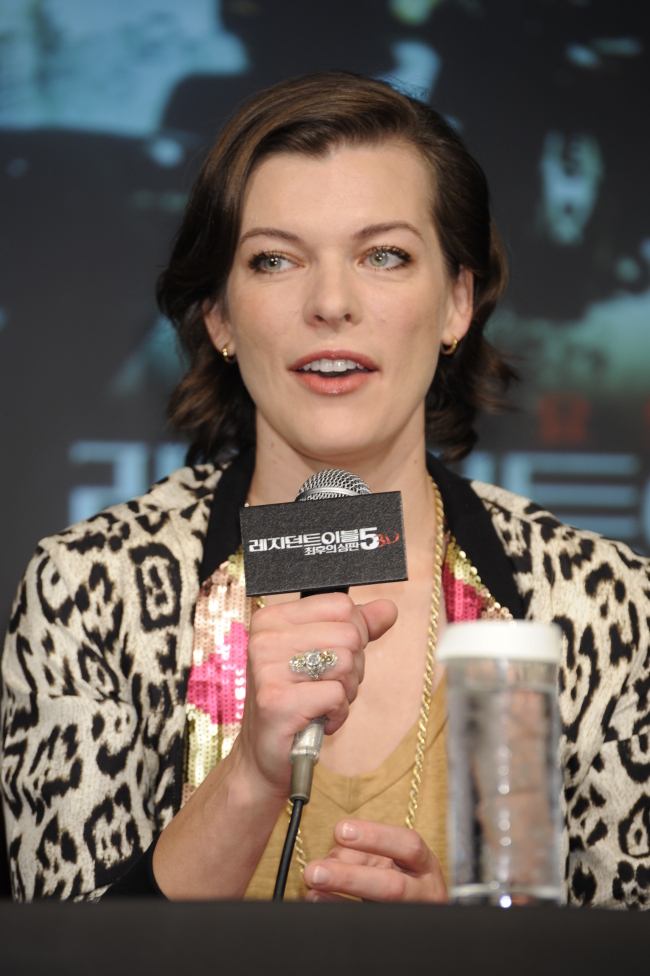 밀라 요보비치(Milla Jovovich/배우)
영화 속에선 강인한 여전사였지만, 실제로는 아주 쾌활하고 유머러스한 여성이었다. 영화 ‘레지던트 이블5: 최후의 심판’의 프로모션차 일본 도쿄를 방문한 주연 여배우 밀라 요보비치(37)와 남편이자 감독인 폴 W.S 앤더슨(47)을 지난 4일 롯폰기의 한 호텔에서 만났다. 밀라 요보비치는 한국 취재진을 만나자마자 거의 정확한 발음으로 “사랑해요 한쿡, 캄사합니다”로 반갑게 인사를 했다. 숙소의 TV로 한국의 젊은 가수들을 봤다며 귀엽고 사랑스러워 안달나겠다는 표정을 연신 지었다.