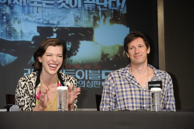 밀라 요보비치(Milla Jovovich/배우),폴 W.S. 앤더슨(Paul Anderson/영화감독)
영화 속에선 강인한 여전사였지만, 실제로는 아주 쾌활하고 유머러스한 여성이었다. 영화 ‘레지던트 이블5: 최후의 심판’의 프로모션차 일본 도쿄를 방문한 주연 여배우 밀라 요보비치(37)와 남편이자 감독인 폴 W.S 앤더슨(47)을 지난 4일 롯폰기의 한 호텔에서 만났다. 밀라 요보비치는 한국 취재진을 만나자마자 거의 정확한 발음으로 “사랑해요 한쿡, 캄사합니다”로 반갑게 인사를 했다. 숙소의 TV로 한국의 젊은 가수들을 봤다며 귀엽고 사랑스러워 안달나겠다는 표정을 연신 지었다.