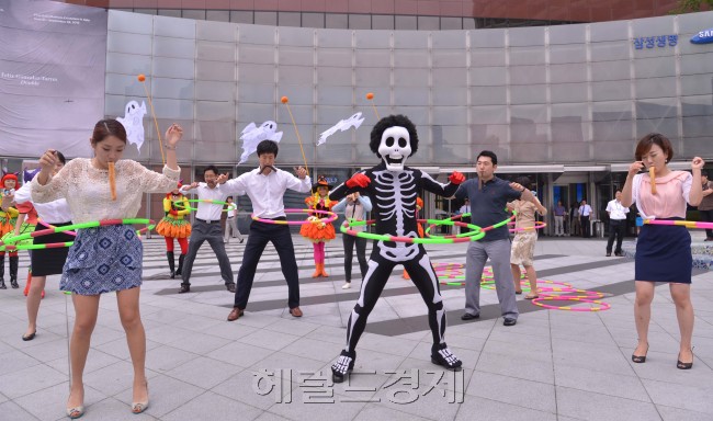 이번 주말부터 펼쳐질 가을 축제  '할로윈&호러나이트'를 앞두고  4일 오전 에버랜드가 태평로 2가 삼성생명 광장에서 유령의상을 차려 입은 연기자들과 거리의 시민들이 막대스낵 피노스틱을 입에 물고 훌라후프를 돌리는 대결을 펼치는  '유령에게 지지마'대결을 펼치고 있다.<br />이상섭 기자. babtong@heraldcorp.com 2012.09.04
이번 주말부터 펼쳐질 가을 축제  '할로윈&호러나이트'를 앞두고  4일 오전 에버랜드가 태평로 2가 삼성생명 광장에서 유령의상을 차려 입은 연기자들과 거리의 시민들이 막대스낵 피노스틱을 입에 물고 훌라후프를 돌리는 대결을 펼치는  '유령에게 지지마'대결을 펼치고 있다.
이상섭 기자. babtong@heraldcorp.com 2012.09.04
