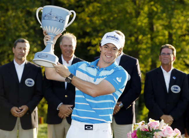 Rory McIlroy, of Northern Ireland, holds the trophy after winning the Deutsche Bank Championship PGA golf tournament at TPC Boston in Norton, Massachusetts, Monday.    AP-Yonhap News