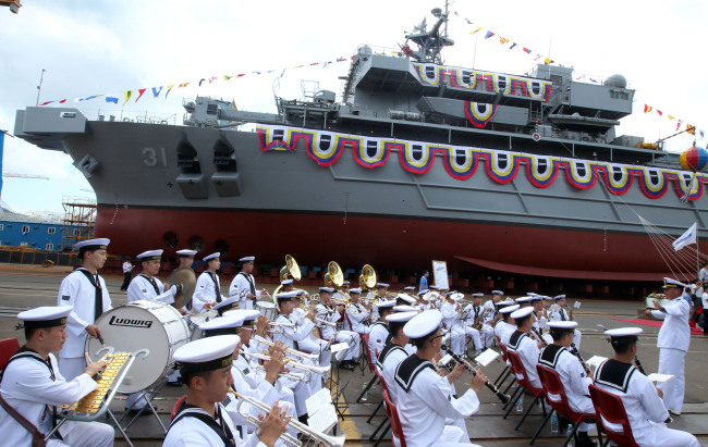 Korea’s first indigenously built rescue and salvage ship is unveiled at a shipyard in the southeastern port city of Geoje on Tuesday.   Yonhap News