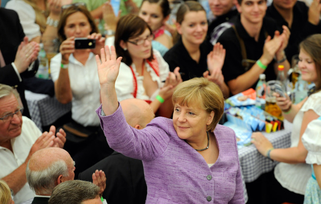 앙겔라 메르켈(Angela Merkel/정치인/독일총리)
German Chancellor Angela Merkel waves to members of the public in a beer tent during a fair in Abensberg, Germany, Monday.   Bloomberg