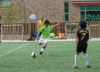 Kids train with one of the IFE Premier teams in Seoul.   IFE