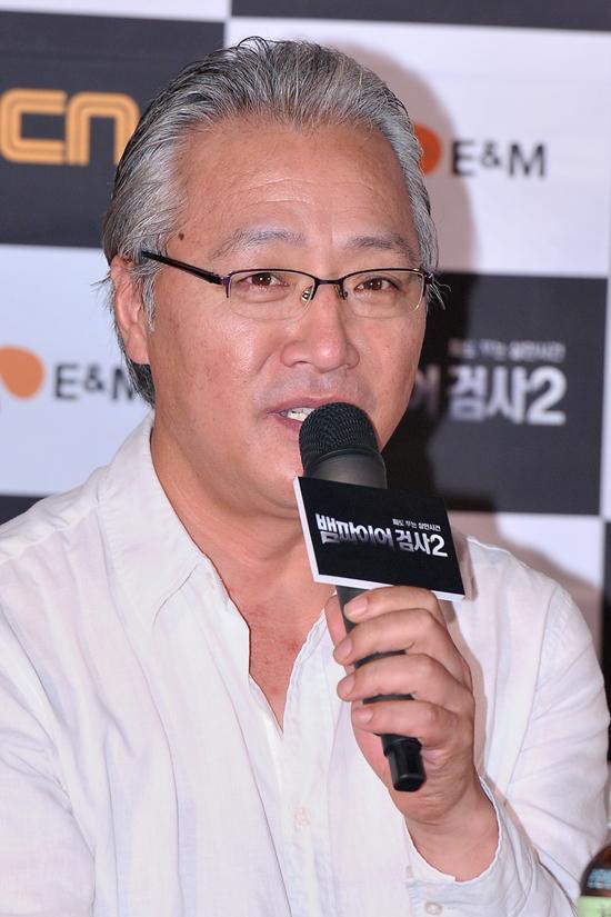 이경영(배우)
이경영은 9월 4일 오후 2시 서울 마포구 성산동에 위치한 상암 CGV에서 열린 OCN ‘뱀파이어 검사’ 시즌2 제작발표회에서 “오랫동안 호흡을 맞춰왔던 동료들과 작업하는 것처럼 행복하게 작업 중이다. 재미있게 봐달라”고 합류 소감을 밝혔다.