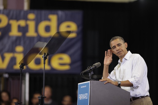U.S. President Barack Obama puts his hand to his ear durig a speech at Scott High School in Toledo, Ohio, Monday.   AFP-Yonhap News