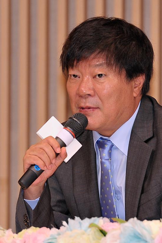 김종학(PD)
'신의’의 연출을 맡은 김종학 PD가 “향후 멜로를 강화할 것”이라고 밝혔다.
김종학 PD는 9월 4일 오후 3시 인천광역시 중구 운서동 스튜디오 쿰에서 열린 SBS 월화드라마 ‘신의’ 기자간담회에서 “연출함에 있어 목에 힘이 들어가서 그런지 밸런스가 잘 맞지 않았다”라고 말했다.