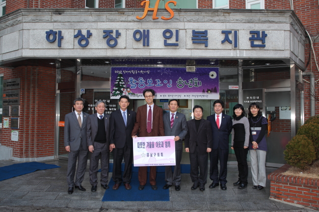 최영주(강남구의원)
서울특별시 강남구의회 최영주 의원은 57만 강남구민의 삶의 질 향상과 행복지수를 높이는 것이 목표다. 지방선거 출마 당시 약속했던 개포1단지와 시영아파트 재건축 문제를 정관 개정 승인 20일 만에 강남구청의 심의를 통과, 개포지구 단위계획이 도시건축공동위원회의 심의에 통과되도록 구청과 서울시의회를 수차례 방문해 건의함으로써 관철시켰다. 또 구룡마을 재건마을 재개발 신속 추진 건에 대해서는 구룡마을 재건마을 주민의 100% 재정착을 위한 임대주택 공급을 건의해 반영되는 성과를 이끌기도 했다. 최근에는 개포시영아파트 재건축 관련 서울시 심의가 통과되기도 했다.